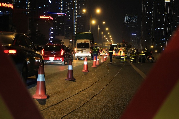 Hà Nội: Công nhân xuyên đêm sửa chữa đường vành đai 3 trên cao - 2