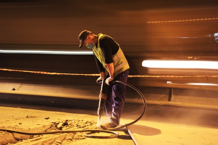 Hà Nội: Công nhân xuyên đêm sửa chữa đường vành đai 3 trên cao - 3