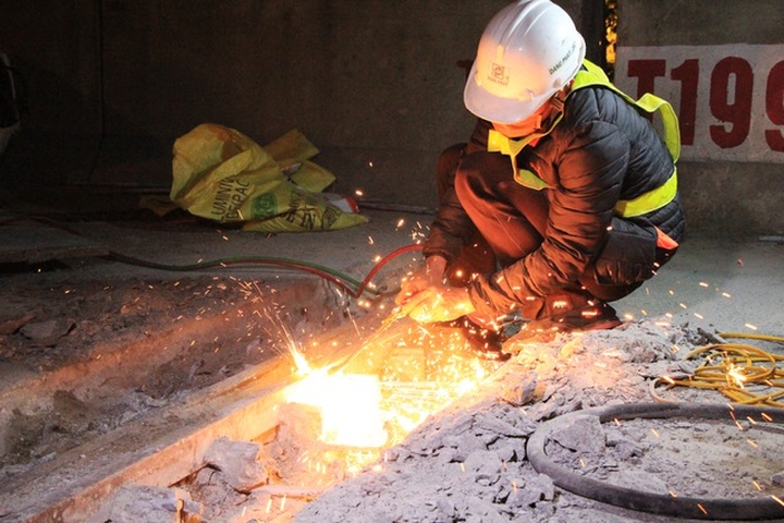 Hà Nội: Công nhân xuyên đêm sửa chữa đường vành đai 3 trên cao - 6