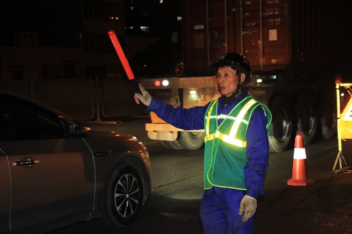 Hà Nội: Công nhân xuyên đêm sửa chữa đường vành đai 3 trên cao - 9