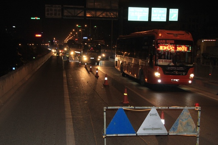 Hà Nội: Công nhân xuyên đêm sửa chữa đường vành đai 3 trên cao - 10