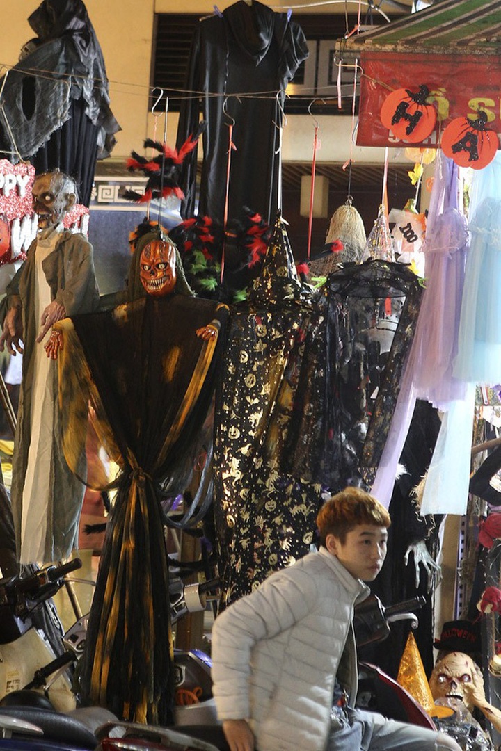 Các loại trang phục quen thuộc cho lễ Halloween đi kèm mặt nạ đầu lâu.