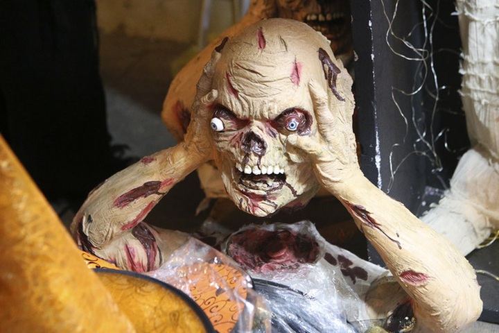 Một chiếc mặt nạ kinh dị trông rất đe dọa. Hầu hết các mặt hàng đều có nguồn gốc xuất xứ Trung Quốc, chất liệu nhựa hoặc vải, giá bán cũng vô cùng đa dạng.