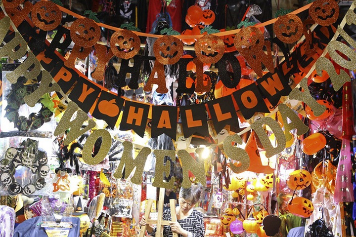 Dải chữ Halloween là mặt hàng bán khá chạy, nhưng theo một chủ cửa hàng, sản phẩm được hỏi mua nhiều nhất chính lại là quả bí ngô.