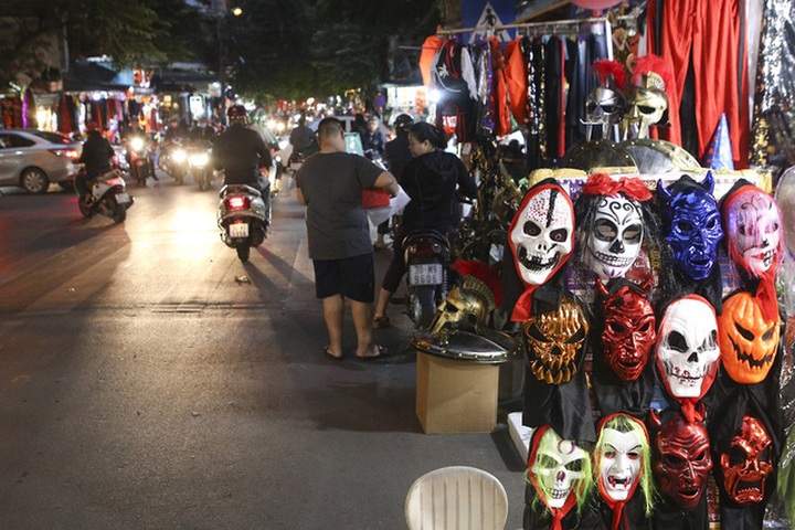 Halloween cũng có ý nghĩa giáo dục như không nên tham lam, bủn xỉn, keo kiệt. Phải có lòng bác ái, từ bi, biết giúp đỡ kẻ khó khăn. Không nên chơi đùa với ma quỷ. Ma quỷ hiểu theo nghĩa bóng là những trò lừa lọc, đe dọa, làm cho người khác sợ hãi.