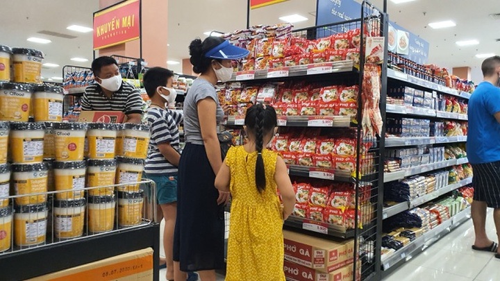 Hà Nội: Hàng hoá đầy kệ, giá cả không biến động sau tin dữ Covid-19 - 2