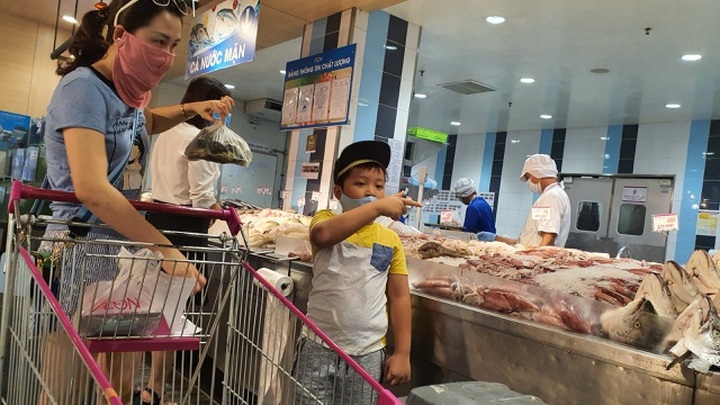 Hà Nội: Hàng hoá đầy kệ, giá cả không biến động sau tin dữ Covid-19 - 12