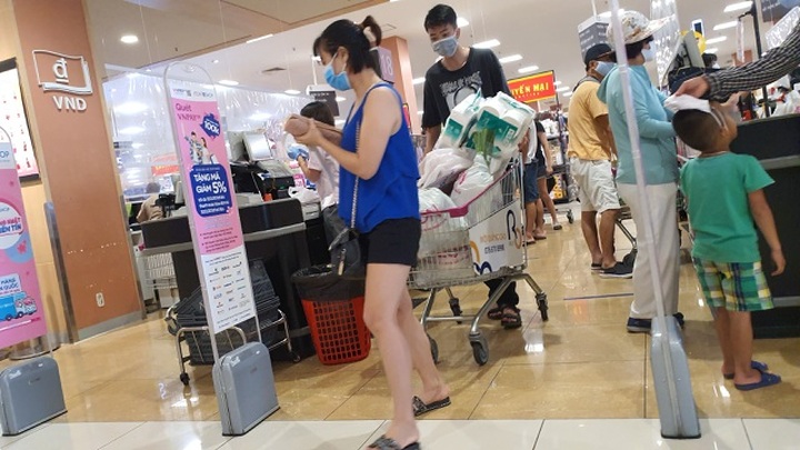 Hà Nội: Hàng hoá đầy kệ, giá cả không biến động sau tin dữ Covid-19 - 13