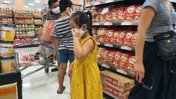 Hà Nội: Hàng hoá đầy kệ, giá cả không biến động sau tin dữ Covid-19 - 3