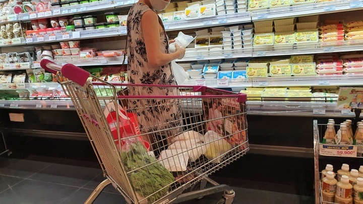 Hà Nội: Hàng hoá đầy kệ, giá cả không biến động sau tin dữ Covid-19 - 6