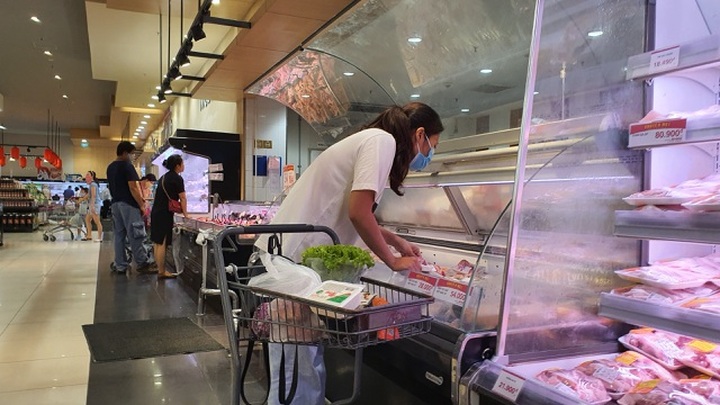 Hà Nội: Hàng hoá đầy kệ, giá cả không biến động sau tin dữ Covid-19 - 10