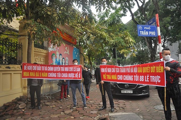 Hà Nội: Khách hàng lại căng băng rôn đòi nhà 8B Lê Trực - 2