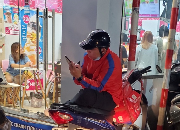 Hà Nội: Nghề giao hàng đêm vắng khách khi dịch Covid-10 tạm lắng - 1