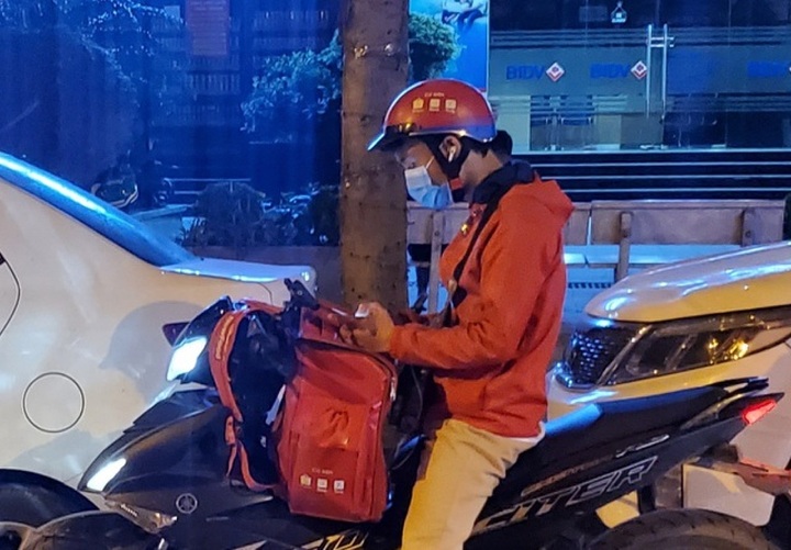 Hà Nội: Nghề giao hàng đêm vắng khách khi dịch Covid-10 tạm lắng - 2
