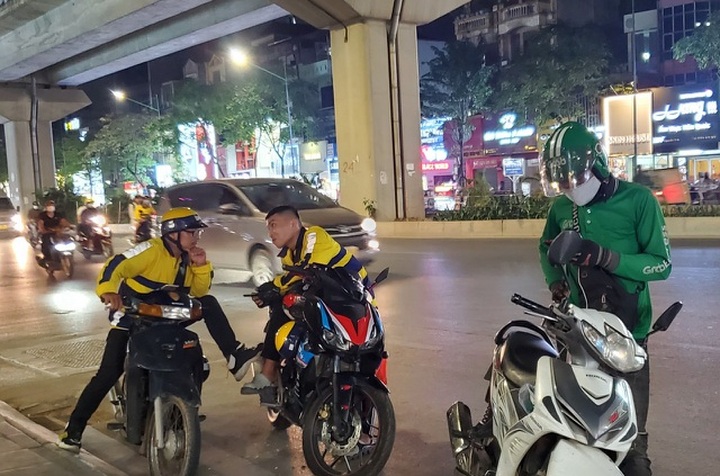 Hà Nội: Nghề giao hàng đêm vắng khách khi dịch Covid-10 tạm lắng - 3