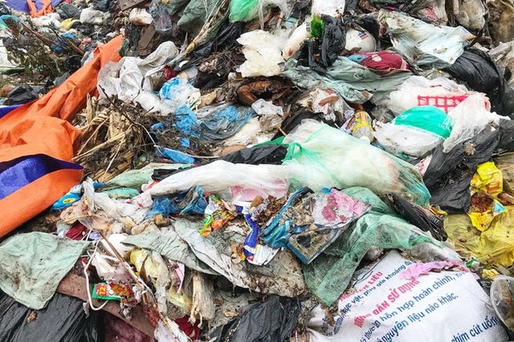 Hà Nội ngổn ngang rác thải sau sự cố bãi rác Nam Sơn bị chặn đường - 8