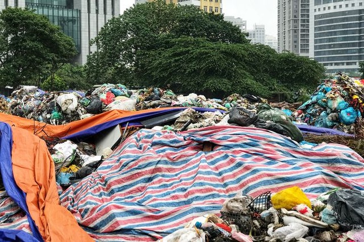 Hà Nội ngổn ngang rác thải sau sự cố bãi rác Nam Sơn bị chặn đường - 10