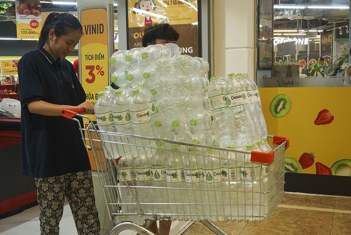 Hà Nội: Người dân ùn ùn đi mua nước đóng chai ở siêu thị - 3