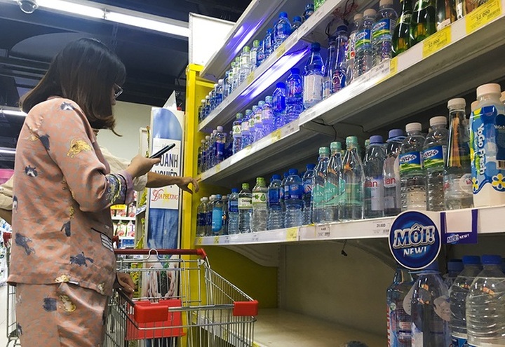 Hà Nội: Người dân ùn ùn đi mua nước đóng chai ở siêu thị - 6