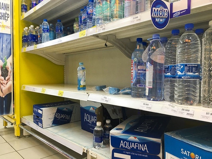 Hà Nội: Người dân ùn ùn đi mua nước đóng chai ở siêu thị - 7