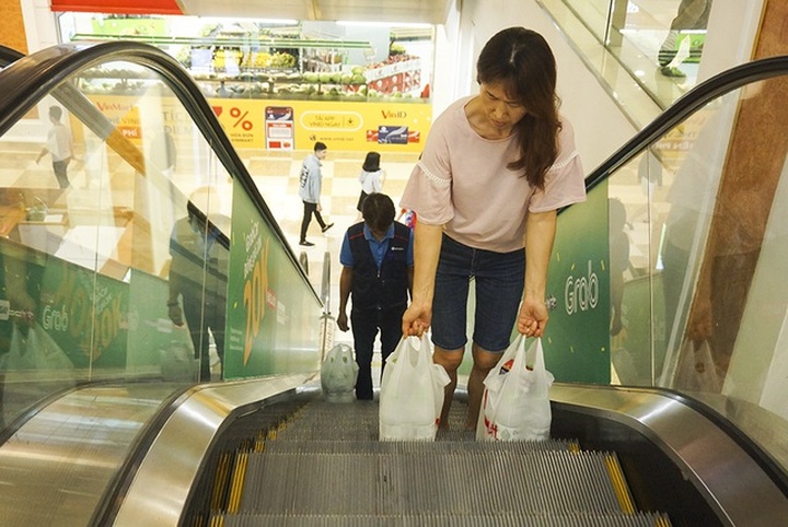 Hà Nội: Người dân ùn ùn đi mua nước đóng chai ở siêu thị - 8