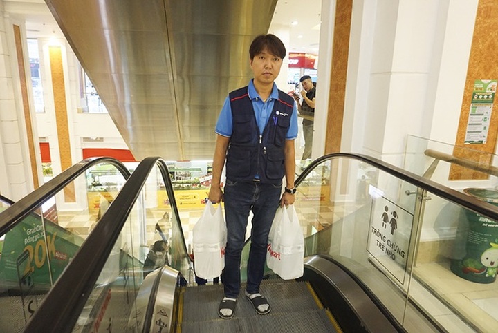 Hà Nội: Người dân ùn ùn đi mua nước đóng chai ở siêu thị - 9