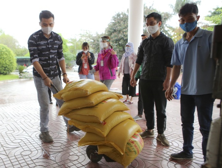 Hà Nội: Nhiều nhà hảo tâm đưa cả xe tải gạo tới cây ATM đặc biệt - 5