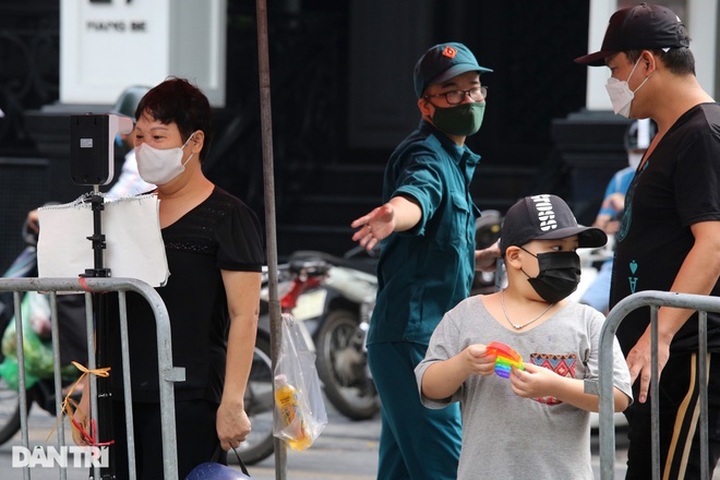 Hà Nội nới lỏng giãn cách, chợ dân sinh nhộn nhịp, tiểu thương phấn khởi - 11