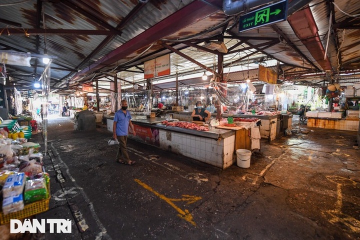 Hà Nội nới lỏng giãn cách, chợ dân sinh nhộn nhịp, tiểu thương phấn khởi - 4