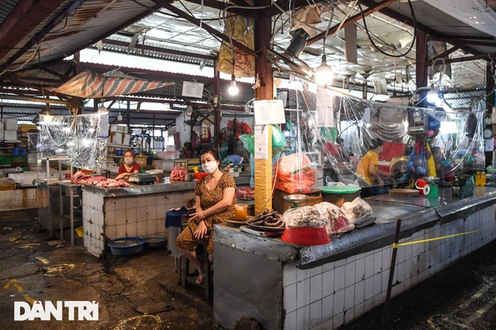 Hà Nội nới lỏng giãn cách, chợ dân sinh nhộn nhịp, tiểu thương phấn khởi - 7