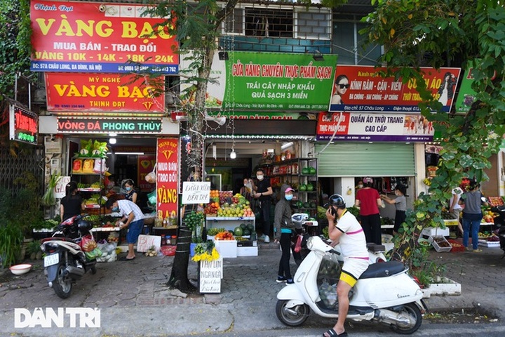 Hà Nội nới lỏng giãn cách, chợ dân sinh nhộn nhịp, tiểu thương phấn khởi - 8