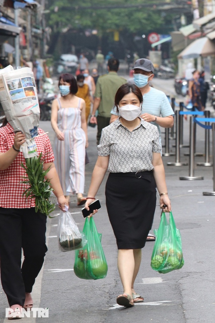 Hà Nội nới lỏng giãn cách, chợ dân sinh nhộn nhịp, tiểu thương phấn khởi - 9