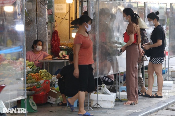 Hà Nội nới lỏng giãn cách, chợ dân sinh nhộn nhịp, tiểu thương phấn khởi - 10