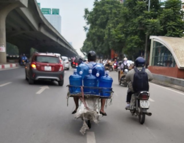 Hà Nội: Quầy nước siêu thị trống trơn, dân buôn nước hối hả, gắt gỏng - 6