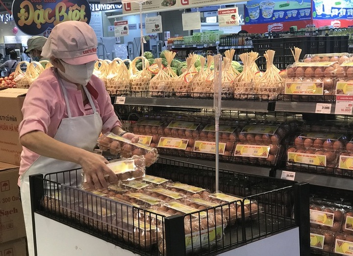 Hà Nội sau 1 tuần cách ly xã hội: Hàng hóa ngập tràn, khách thỏa sức mua - 5