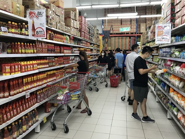 Hà Nội sau 1 tuần cách ly xã hội: Hàng hóa ngập tràn, khách thỏa sức mua - 8