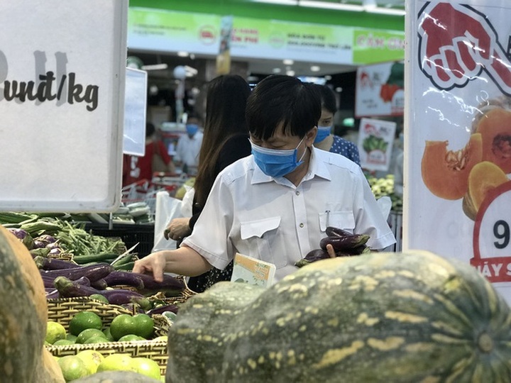 Hà Nội sau 1 tuần cách ly xã hội: Hàng hóa ngập tràn, khách thỏa sức mua - 10