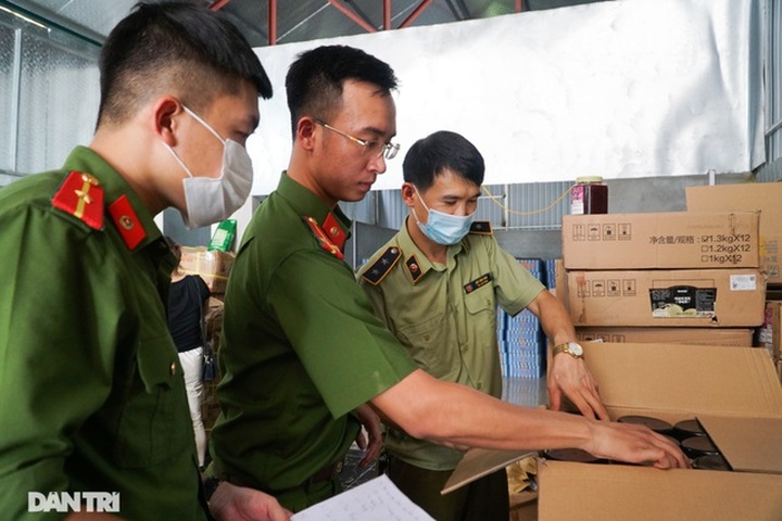 Hà Nội: Thu giữ hơn 4 tấn nguyên liệu trà sữa không rõ nguồn gốc - 1