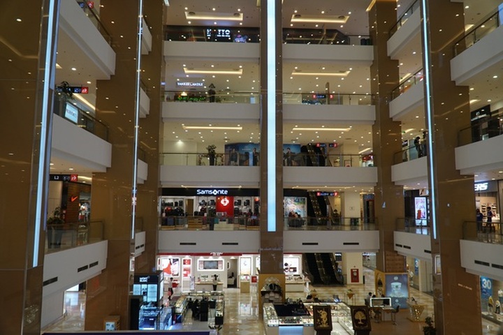 Hà Nội: Trung tâm thương mại vắng khách như đang.... cách ly xã hội! - 1