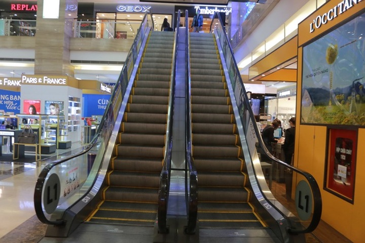 Hà Nội: Trung tâm thương mại vắng khách như đang.... cách ly xã hội! - 12