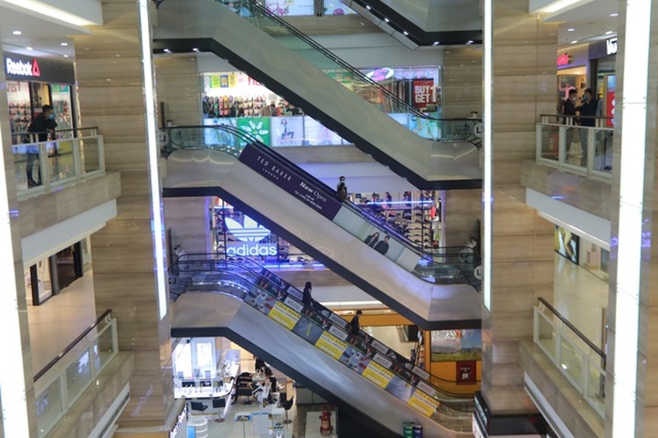 Hà Nội: Trung tâm thương mại vắng khách như đang.... cách ly xã hội! - 13