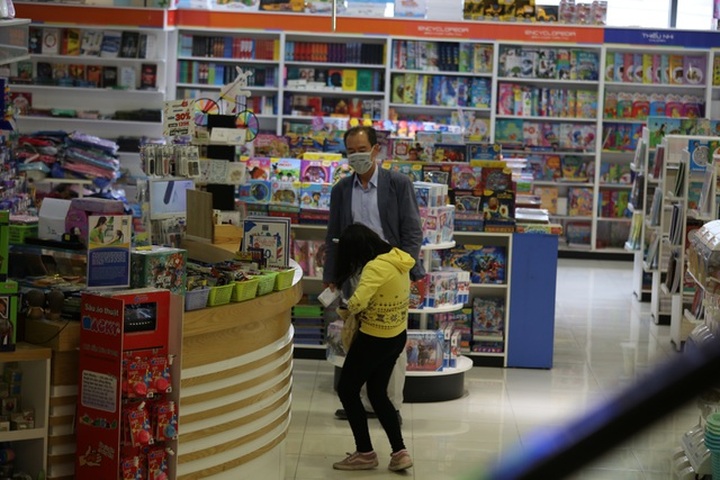 Hà Nội: Trung tâm thương mại vắng khách như đang.... cách ly xã hội! - 6