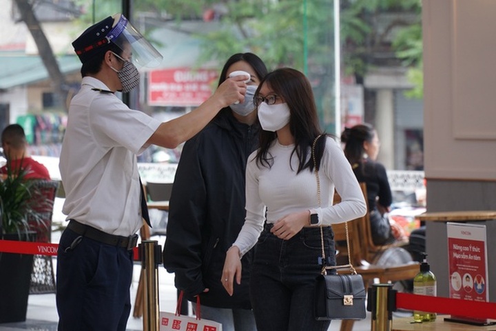 Hà Nội: Trung tâm thương mại vắng khách như đang.... cách ly xã hội! - 9