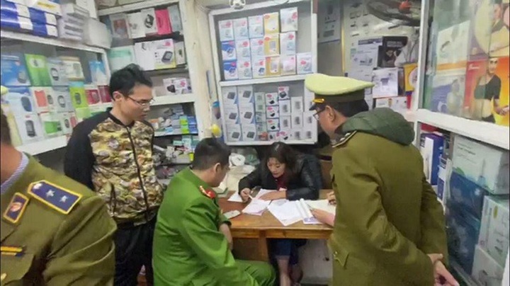 Hai cửa hàng bán khẩu trang giá cắt cổ bị phạt hàng chục triệu đồng - 1