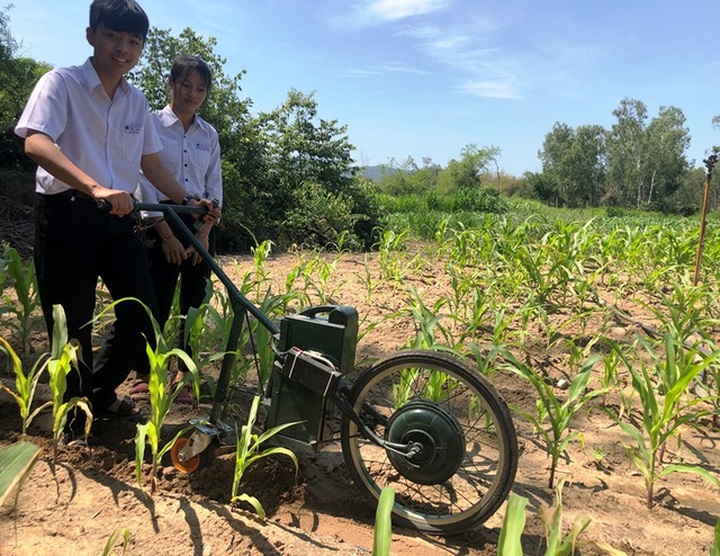Hai học sinh lớp 9 chế tạo máy cày làm cỏ, bón phân - 1