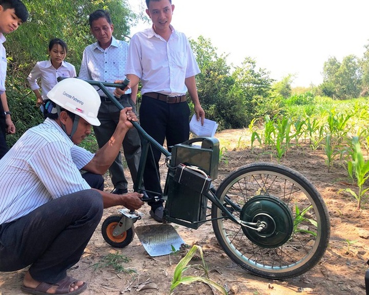 Hai học sinh lớp 9 chế tạo máy cày làm cỏ, bón phân - 2