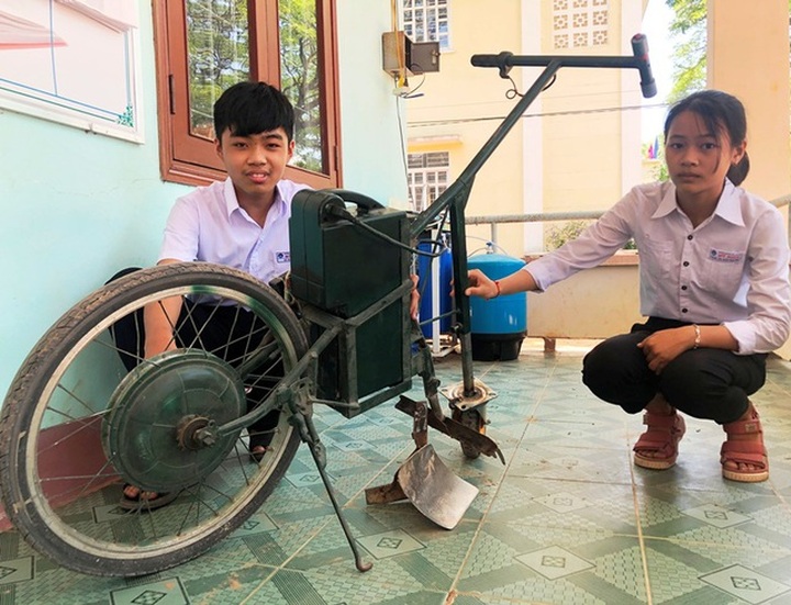 Hai học sinh lớp 9 chế tạo máy cày làm cỏ, bón phân - 3