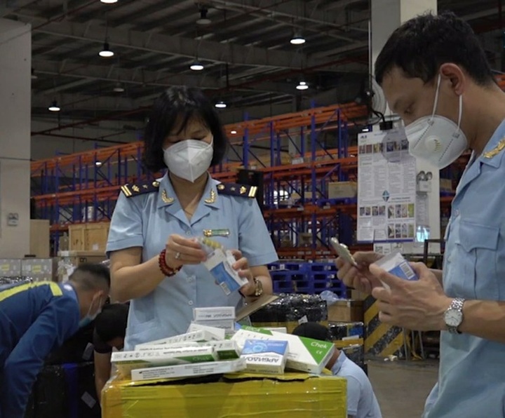 Hải quan bắt hơn 330 hộp thuốc được quảng cáo là thần dược chữa Covid-19 - 1
