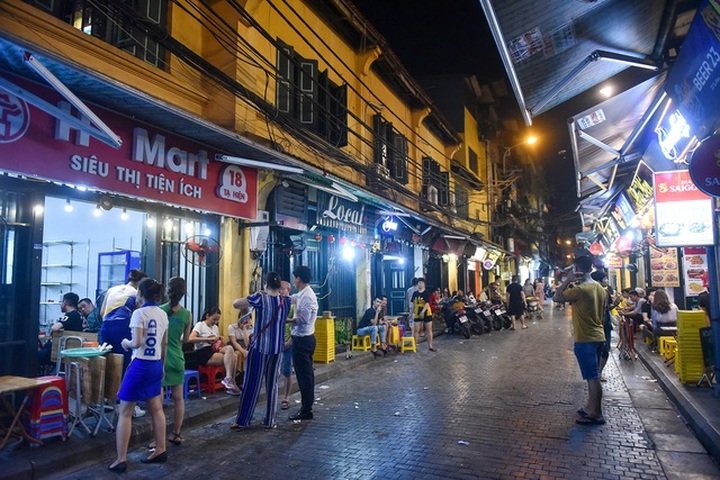 Hàng quán phố cổ thi nhau sang nhượng, đến Tạ Hiện cũng chung cảnh đìu hiu - 1