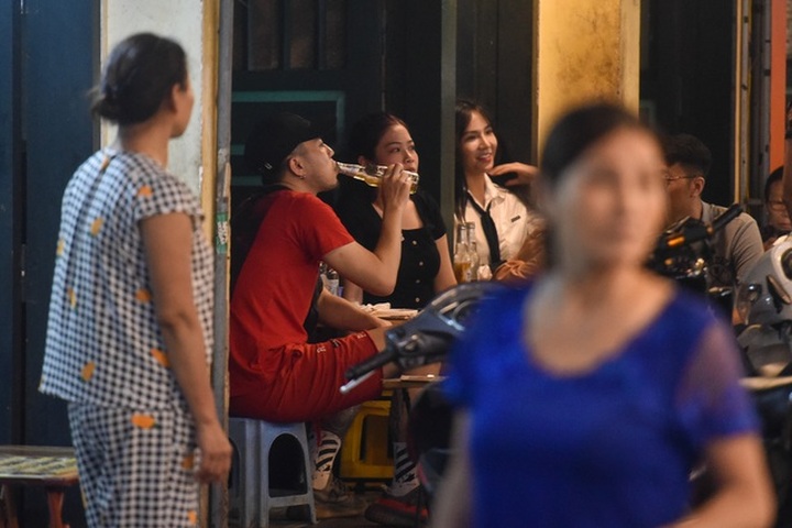 Hàng quán phố cổ thi nhau sang nhượng, đến Tạ Hiện cũng chung cảnh đìu hiu - 5